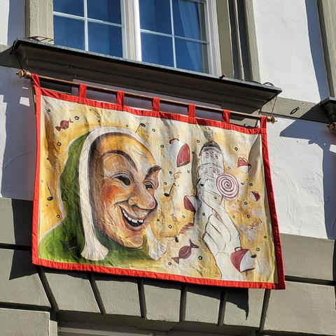 Buntes Stoffbanner mit Faschingsfigur