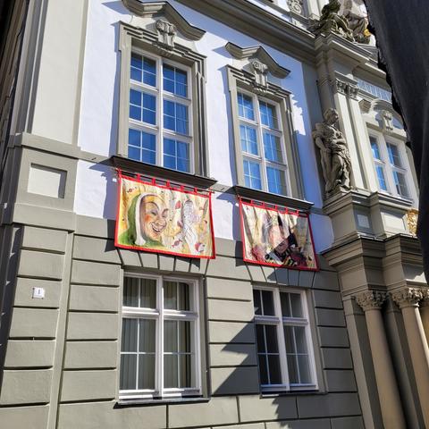 Rathausstraße. Unter den Fenstern die Stoffbanner