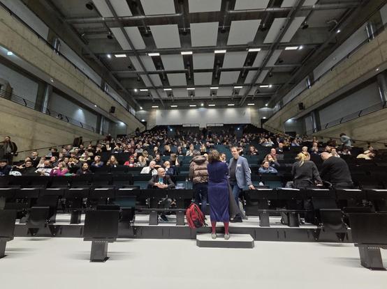Foto von dem sich füllenden Hörsaal.