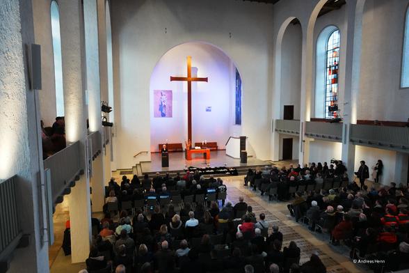 Blick von oben auf die Gäste in der Citykirche Konkordien.
