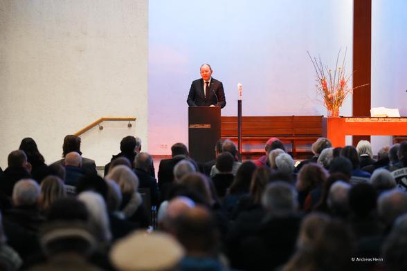 Oberbürgermeister Specht spricht beim Gottesdienst.