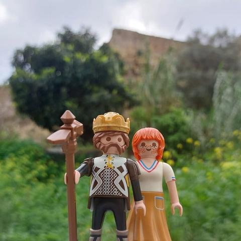 Rei e princesa Playmobil frente a uma muralha, o que sobrou do seu castelo
