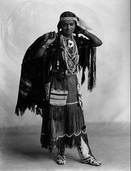 Illustration : Iroquois woman, by Frank A. Rinehart, 1898 (for illustration purpose)