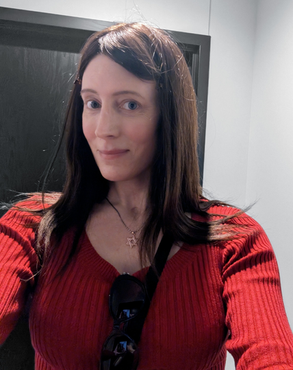 difficult to get a decent photo without a mirror, and too little time for being photogenic, but the sweater is soooo soft and I think I like it enough to obtain additional colors.