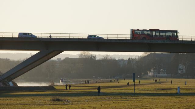 Stadttour-Bus auf der Brücke, viele Leute darunter