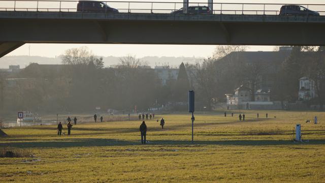 Mehr Blick unter die Brücke, PKW oben sichtbar