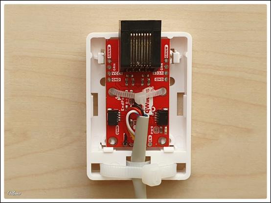 Bildbeschreibung:
Der “SparkFun QwiicBus - EndPoint” in einer Montagedose.
