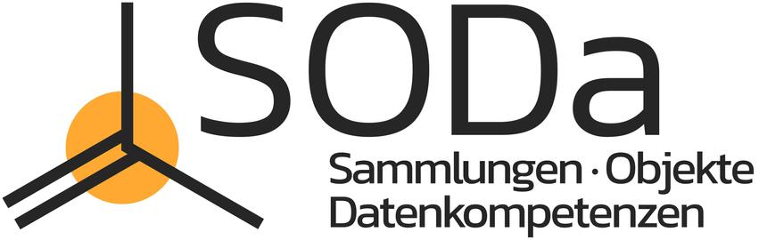 Das Bild zeigt das Logo von "SODA". Das Wort "SODA" ist in großen, schwarzen Buchstaben geschrieben. Unterhalb von "SODA" steht in kleinerer, schwarzer Schrift: "Sammlungen • Objekte • Datenkompetenzen". Links von "SODA" befindet sich ein grafisches Element: Ein orangefarbener Kreis, der von drei schwarzen Linien durchschnitten wird, welche in einem Winkel von 120 Grad zueinander stehen und aus dem Kreis herausragen. Die vertikale Linie ist dabei etwas länger als die beiden anderen.