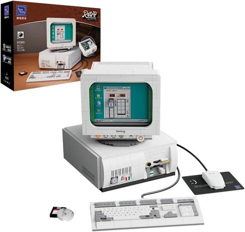 Ein Produktfoto eines Klemmbausteine-Sets von "Pantasy". Das Set stellt einen Desktop-Computer aus den Neunzigern mit Röhrenmonitor, Tastatur und PS/2-Maus, mit Disketten- und CDROM-Laufwerk dar. Auf dem Monitor-"Bildschirm" ist eine Minesweeper-Szene aus Windows 95 zu sehen.