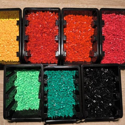 7 little boxes with beads of the colors: 03 yellow, 05 red, 22 dark red, 29 claret, 115 bright green, 10 green and 18 black.