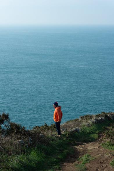 Mon père qui regarde la mer.