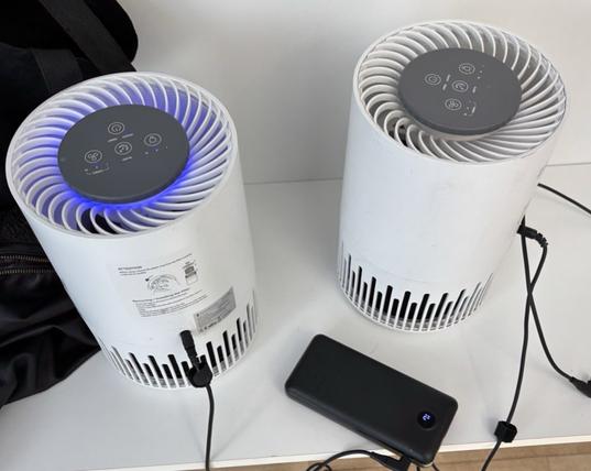 Zwei Luftreiniger auf einer Ablage mit 12V PD Triggerkabel und 20k Powerbank.
