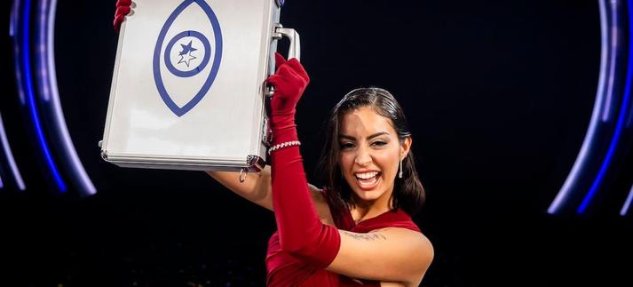 Marieta Díaz con el maletín de ganadora de 'GH Dúo 3'