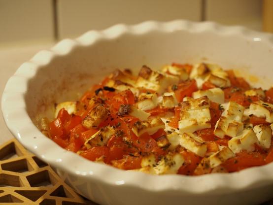 Das fertig gebackene Feta Fournou in einer Auflaufform
