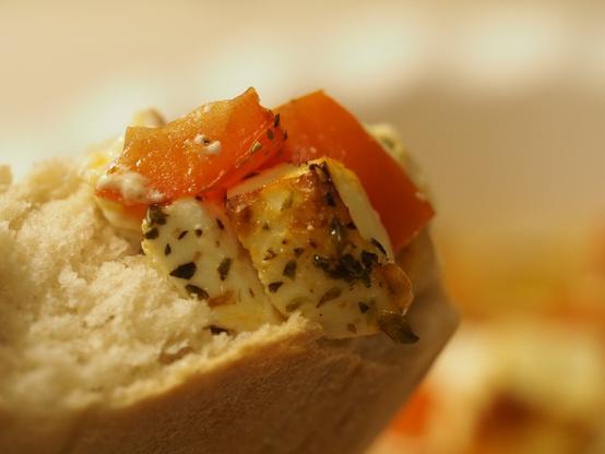 Etwas von dem Feta Fournou auf einem Stück Brot