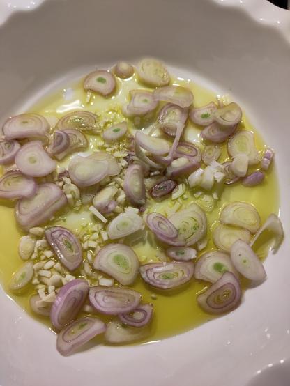 Schalotten und Knoblauch in Öl in der Auflaufform bevor diese in den Ofen gestellt wird.