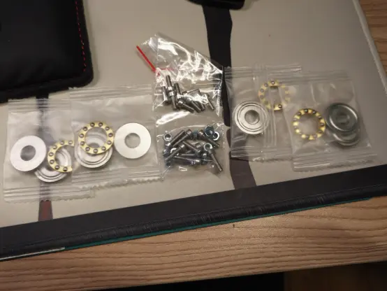 Die Mechanik für das Hula-System, bestehend aus Kugellagern, schrauben und Gedöns.