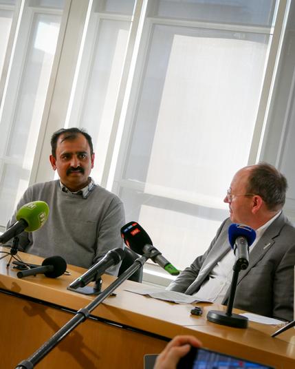 Muhammad (links) und Oberbürgermeister Christian Specht (rechts) im Gespräch im Stadthaus.
