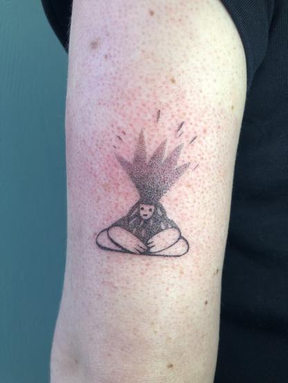 Tattoo au handpoke d’une femme-volcan