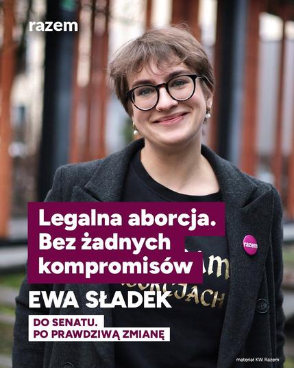Zdjęcie Ewy Sładek od pasa w górę, tło rozmazane. W lewym górnym rogu napis "razem". Na dole zdjęcia tekst "Legalna aborcja. Bez żadnych kompromisów. Ewa Sładek. Do Senatu. Po prawdziwą zmianę". W prawym dolnym rogu napis "materiał KW Razem"