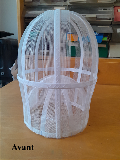 Une photo de l'étape "avant": une structure composée de bandes semi-transparentes blanches et d'autres bandes blanches. Cette structure sert de base au turban