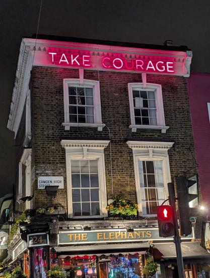 Take courage.
Fatti forza, prendi coraggio.
Londra ti aspetta.