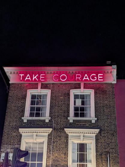 Take courage.
Fatti forza, prendi coraggio.
Londra ti aspetta.