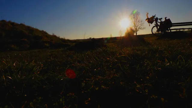 Fahrrad und Bank im Gegenlicht aus der Froschperspektive