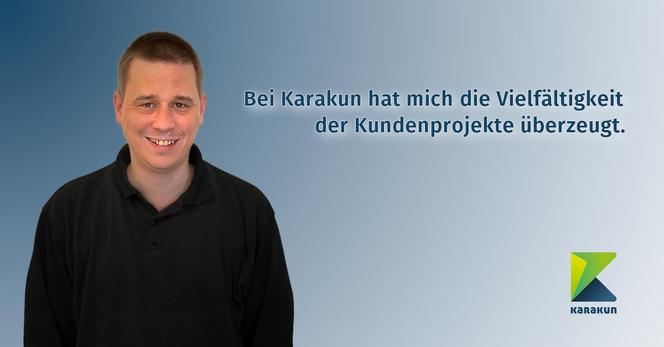 Ein lächelnder Kevin Zogg mit kurzem braunen Haar und schwarzem Polo-Shirt steht vor einem blau-weißen Hintergrund. Daneben befindet sich der Text: „Bei Karakun hat mich die Vielfältigkeit der Kundenprojekte überzeugt.“ Unten rechts ist das Karakun-Logo zu sehen.