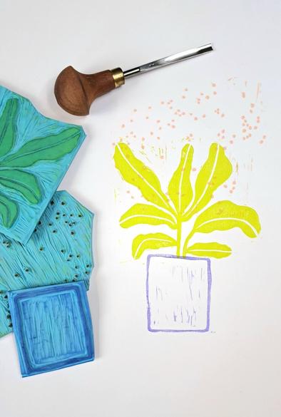 Linogravure représentant une plante en pot. Outils de gravure et matrices d'impression sur la photo