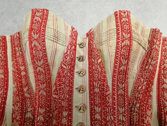 Étude pour un corset avec l’emploi de corde de chanvre pour tendre la matière et ne pas utiliser de baleinage métallique. Photocopie du tissu pour accord de placement de motifs, test de choix cordes, proposition de style patronage... Pour le rôle de Isobel (Astrid Roos) Série TV Winter Palace