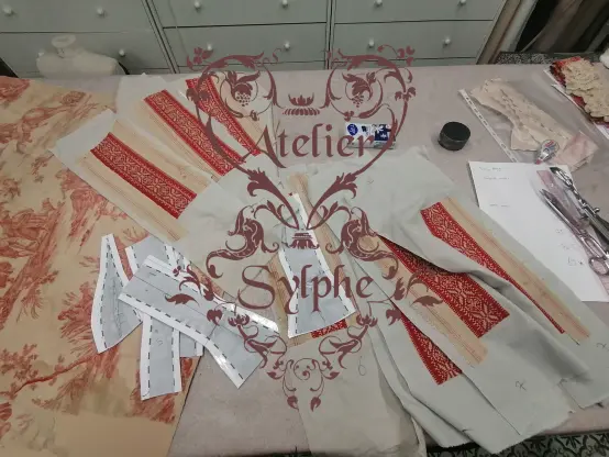 Étude pour un corset avec l’emploi de corde de chanvre pour tendre la matière et ne pas utiliser de baleinage métallique. Photocopie du tissu pour accord de placement de motifs, test de choix cordes, proposition de style patronage... Pour le rôle de Isobel (Astrid Roos) Série TV Winter Palace