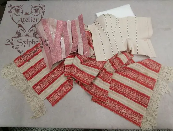 Étude pour un corset avec l’emploi de corde de chanvre pour tendre la matière et ne pas utiliser de baleinage métallique. Photocopie du tissu pour accord de placement de motifs, test de choix cordes, proposition de style patronage... Pour le rôle de Isobel (Astrid Roos) Série TV Winter Palace