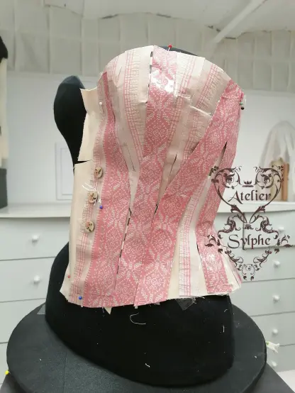 Étude pour un corset avec l’emploi de corde de chanvre pour tendre la matière et ne pas utiliser de baleinage métallique. Photocopie du tissu pour accord de placement de motifs, test de choix cordes, proposition de style patronage... Pour le rôle de Isobel (Astrid Roos) Série TV Winter Palace