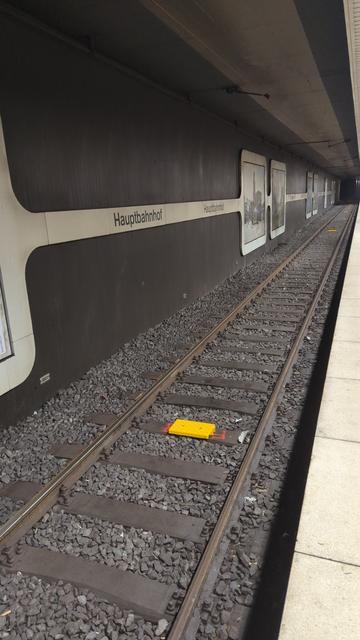 Man sieht ein Gleis im U-Bahnhof Frankfurt Hauptbahnhof. Im Gleis sind gelbe Rechtecke/Balisen verbaut.