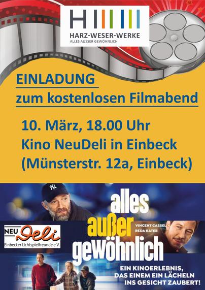 Das Bild ist ein Veranstaltungsplakat für einen kostenlosen Filmabend im Kino NeuDeli in Einbeck.

Im oberen Bereich ist das Logo der Harz-Weser-Werke (HWW) zu sehen. Es besteht aus dem Schriftzug „Harz-Weser-Werke – Alles außer gewöhnlich“ und mehreren bunten, vertikalen Balken. Daneben ist eine Filmrolle mit einem Filmstreifen abgebildet, der sich geschwungen über das Bild zieht.

Darunter steht in blauer, fetter Schrift auf gelbem Hintergrund:
"EINLADUNG zum kostenlosen Filmabend"
Darunter folgt die Veranstaltung:
🗓 10. März, 18:00 Uhr
📍 Kino NeuDeli in Einbeck (Münsterstr. 12a, Einbeck)

Im unteren Teil ist das Filmplakat von "Alles außer gewöhnlich" abgebildet.
Es zeigt die Hauptdarsteller Vincent Cassel und Reda Kateb sowie eine Gruppe von Menschen, die fröhlich zusammen unterwegs sind.
Der Titel "alles außer gewöhnlich" ist in großen, weißen und gelben Buchstaben geschrieben. Darunter steht der Satz:
"Ein Kinoerlebnis, das einem ein Lächeln ins Gesicht zaubert!"

Links unten ist das Logo des Kino NeuDeli zu sehen:
"NEU-Deli" in schwarzer und orangefarbener Schrift mit dem Untertitel „Einbecker Lichtspielfreunde e.V.“.
