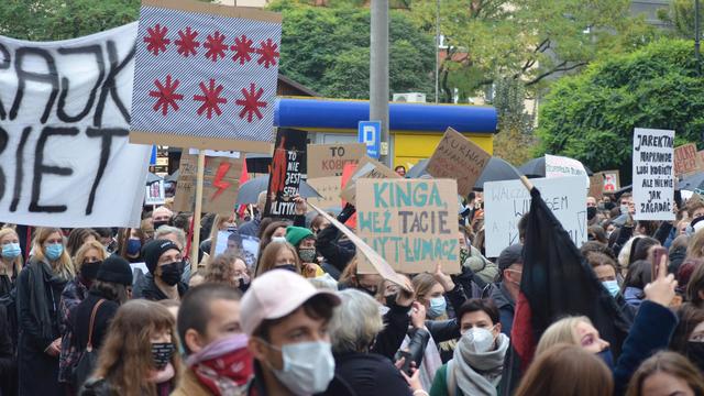 Anti-PiS-Plakat während der Proteste im Oktober 2020 in Krakau. Die Sternchen stehen für „Jebac PiS” („Fuck PiS”). Foto: Silar (CC BY-SA 4.0)
