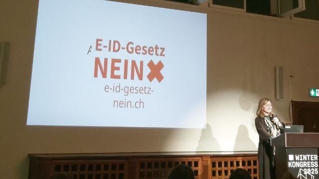 Monica Amgwerd bei Ihrer Präsentation am Winterkongress der Digitalen Gesellschaft.
Eine Slide zeigt das Logo E-ID-Gesetz NEIN