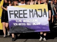 Demonstration, zu sehen ist das große Plakat mit der Aufschrift: Free Maja
