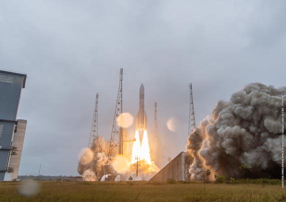 Photo du décollage d'Ariane 6 pour la mission VA263 avec à son bord le satellite CSO-3