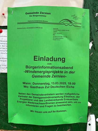 Ein grünes Plakat, das ein öffentliches Informationstreffen über Windenergieprojekte in der Gemeinde Zernien ankündigt. Die Veranstaltung ist für Donnerstag, den 13. März 2025, um 18:00 Uhr geplant und findet im Gasthaus statt

A green poster announcing a public information meeting about wind energy projects in the municipality of Zernien. The event is scheduled for Thursday, March 13, 2025, at 18:00, and will take place at the Gasthaus