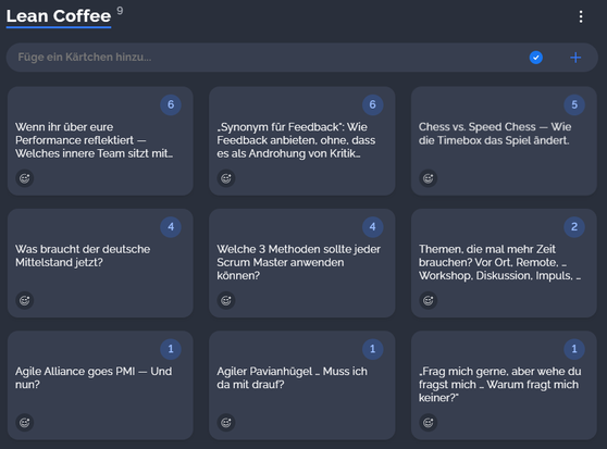 Lean Coffee Themen:
- „Synonym für Feedback“: Wie Feedback anbieten, ohne, dass es als Androhung von Kritik verstanden wird?
- Wenn ihr über eure Performance reflektiert — Welches innere Team sitzt mit am Tisch?
- Chess vs. Speed Chess — Wie die Timebox das Spiel ändert.
- Welche 3 Methoden sollte jeder Scrum Master anwenden können?
- Was braucht der deutsche Mittelstand jetzt?
- Themen, die mal mehr Zeit brauchen? Vor Ort, Remote, … Workshop, Diskussion, Impuls, …
- „Frag mich gerne, aber wehe, du fragst mich … Warum fragt mich keiner?“
- Agiler Pavianhügel … Muss ich da mit drauf?
- Agile Alliance goes PMI — Und nun?