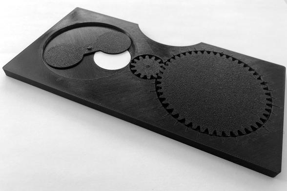 Foto des Mondphasenrechners "Meton" aus schwarzem Kunststoff aus dem 3D-Drucker, dessen Anzeige auf "Halbmond" steht.