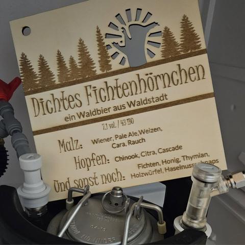 Bierfass und Holzschild mit Beschriftung