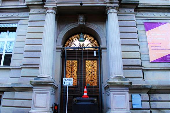 Blocage de la fac de philo avec une pancarte "Marx Attacks"