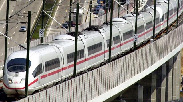 A DB ICE train on the Frankfurt - Cologne high-speed line between Limburg an der Lahn and Frankfurt am Main.
Picture © picture-alliance-dpa