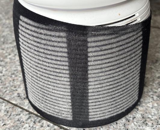 Vorfilter vom Homvana Luftreiniger mit Staub.