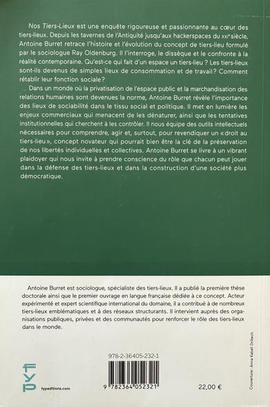 Nos Tiers-Lieux est une enquête rigoureuse et passionnante au cœur des tiers-lieux. Depuis les tavernes de l'Antiquité jusqu'aux hackerspaces du xxi siècle, Antoine Burret retrace l'histoire et l'évolution du concept de tiers-lieu formulé par le sociologue Ray Oldenburg. Il l'interroge, le dissèque et le confronte à la réalité contemporaine. Qu'est-ce qui fait d'un espace un tiers-lieu ? Les tiers-lieux sont-ils devenus de simples lieux de consommation et de travail? Comment rétablir leur fonction sociale?
Dans un monde où la privatisation de l'espace public et la marchandisation des relations humaines sont devenues la norme, Antoine Burret révèle l'importance des lieux de sociabilité dans le tissu social et politique. Il met en lumière les enjeux commerciaux qui menacent de les dénaturer, ainsi que les tentatives institutionnelles qui cherchent à les contrôler. Il nous équipe des outils intellectuels nécessaires pour comprendre, agir et, surtout, pour revendiquer un « droit au tiers-lieu», concept novateur qui pourrait bien être la clé de la préservation de nos libertés individuelles et collectives. Antoine Burret se livre à un vibrant plaidoyer qui nous invite à prendre conscience du rôle que chacun peut jouer dans la défense des tiers-lieux et dans la construction d'une société plus démocratique.