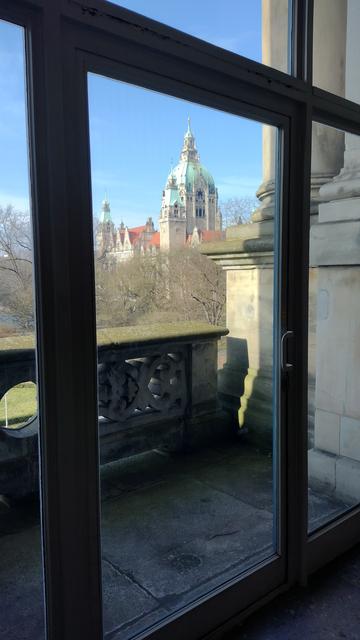 Blick vom Landesmuseum auf das Neue Rathaus in Hannover
