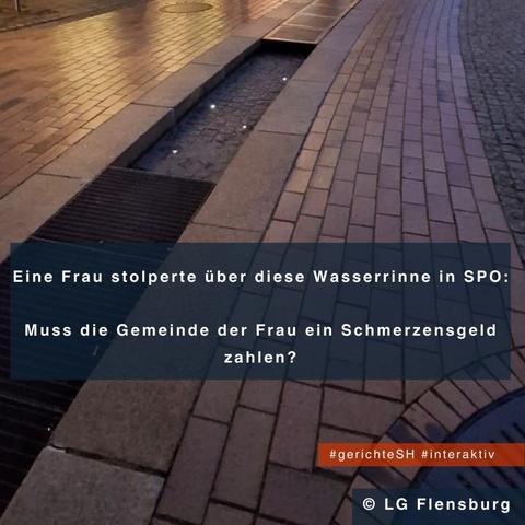 Eine Wasserrinne auf der Kurpromenade in Sankt-Peter-Ording. Text: Eine Frau stolperte über diese Wasserrinne in SPO: Muss die Gemeinde der Frau ein Schmerzensgeld zahlen?